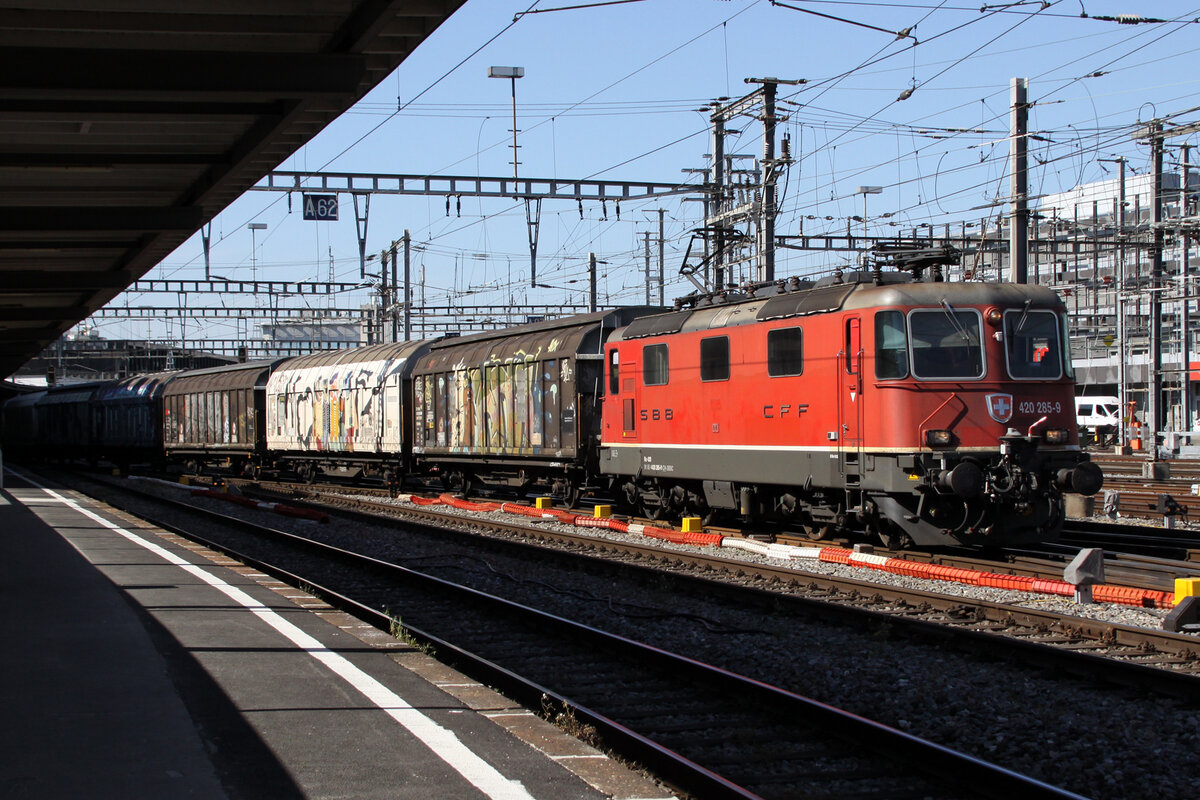 Re 420-285 at Geneva Main Station
18/05/2022