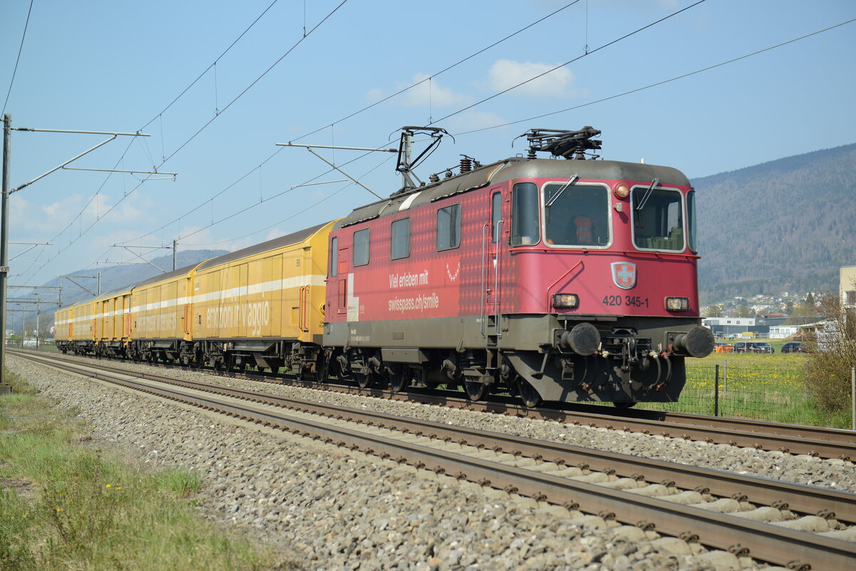 Re 420 345 avec un train poste 
Ici à Bettlach.
Prise le 22 avril 2021

Re 420 345 with a post train
Here in Bettlach.
Taken on April 22, 2021