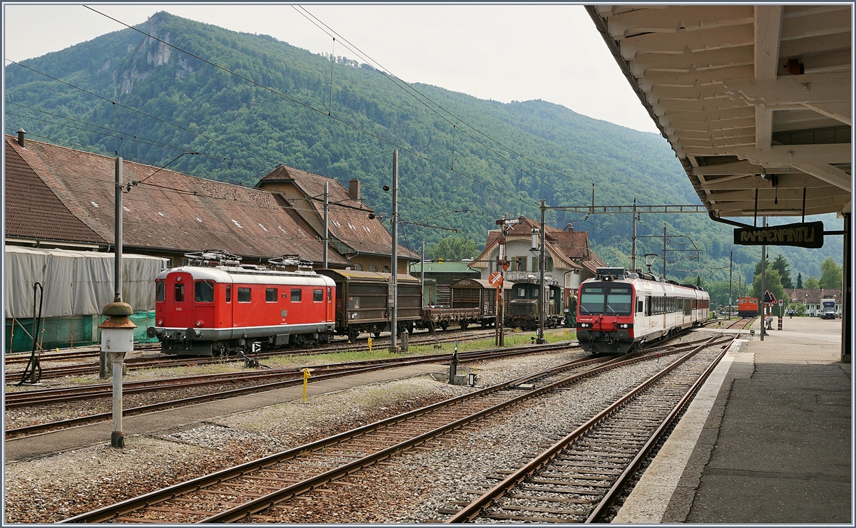 Re 4/4 10016 and a arriving Domino in Balsthal.
22.06.2017