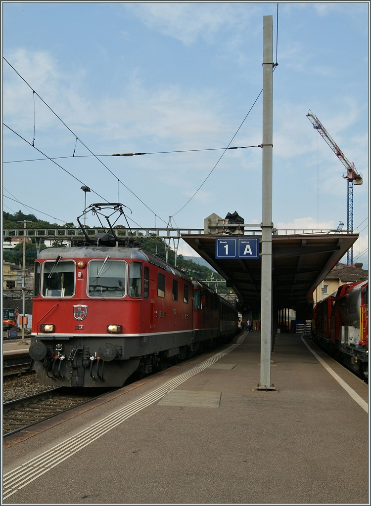 Re 4/4 II 11127 and an other one wiht the IR 2316 Lugano - Basel in Bellinzona.
25.06.2015