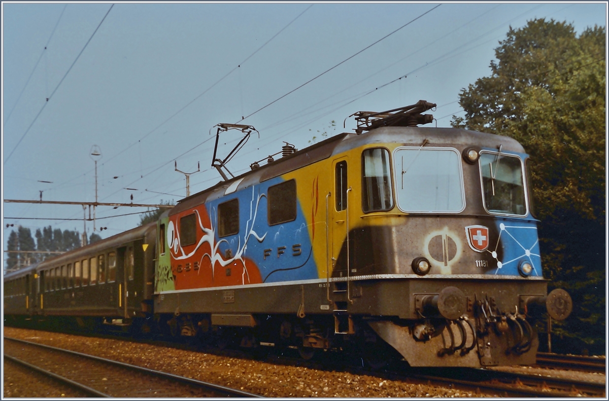 Re 4/4 II 11181 (painted by Daniel Bourret) by his stop in Grenchen South Station.
27.08.1984