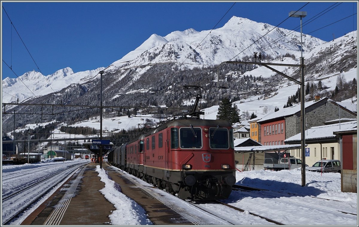 Re 4/4 II 11284 and a Re 6/6 ( Re 10/10 ) in Airolo.
11.02.2016