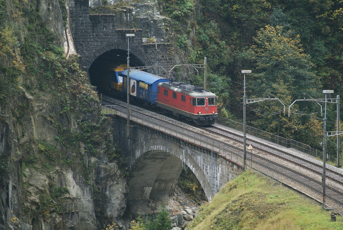 Re 4/4 II is comming out of the Wattinger Tunnel.
10.10.2014