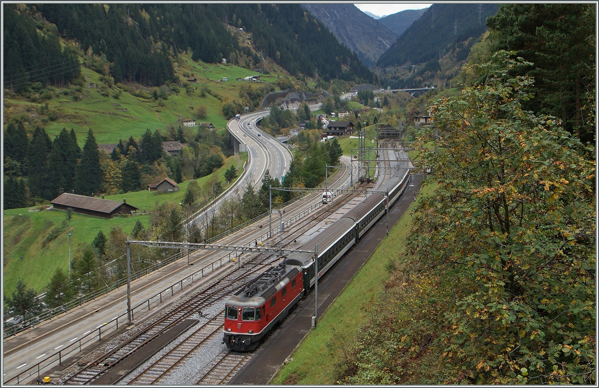 Re 4/4 II with a  Gotthard IR  in Wassen. 
10.10.2014