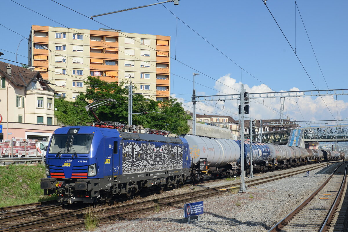 Re 475 902 avec des wagons citernes 
Ici à Renens VD

Photo Prise le 10 juin 2021


Re 475 902 with tank cars
Here at Renens VD

Photo taken on June 10, 2021