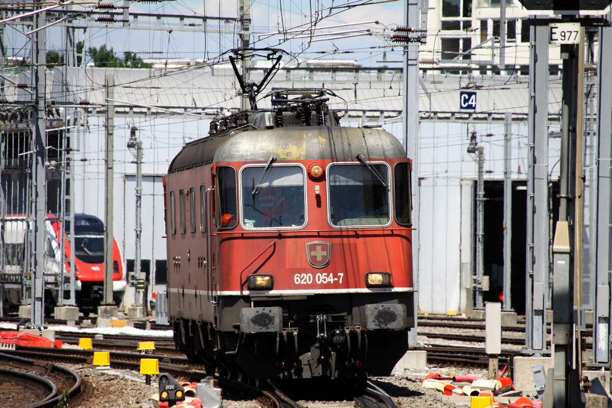 Re 620-054 Arriving at Geneva Main Station.
18/05/2022