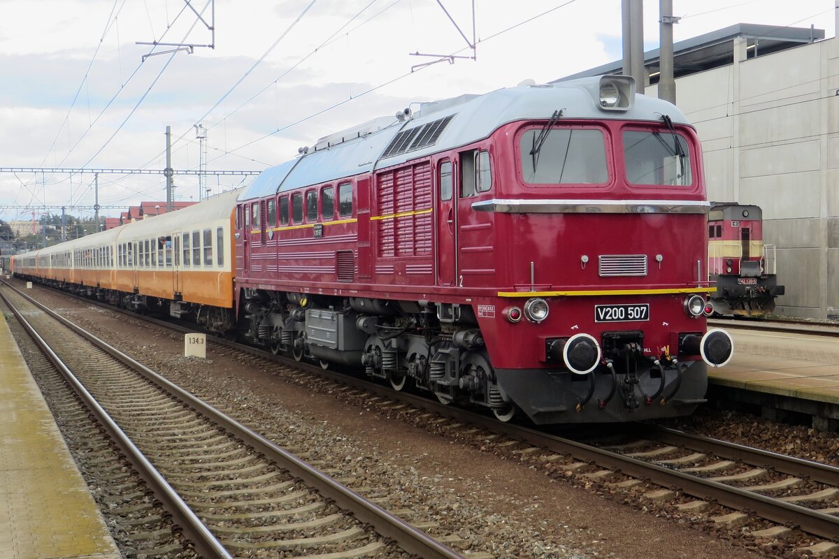 Re-enactment at Benesov u Prahy on 10 September 2022 with V200 507 and a quasi ex-GDR Städte-Express during STEAM-53. 