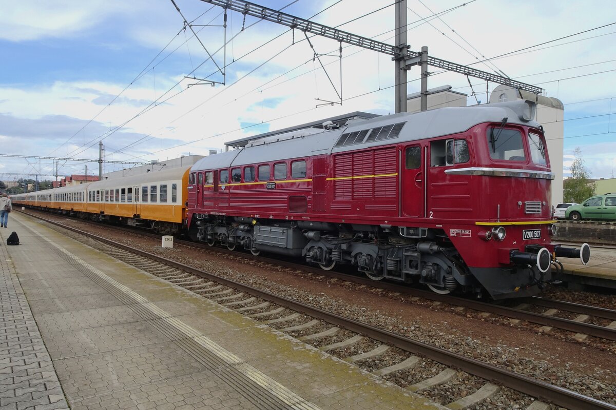 Re-enactment at Benesov u Prahy on 10 September 2022 with V200 507 and a quasi ex-GDR Städte-Express during STEAM-53.