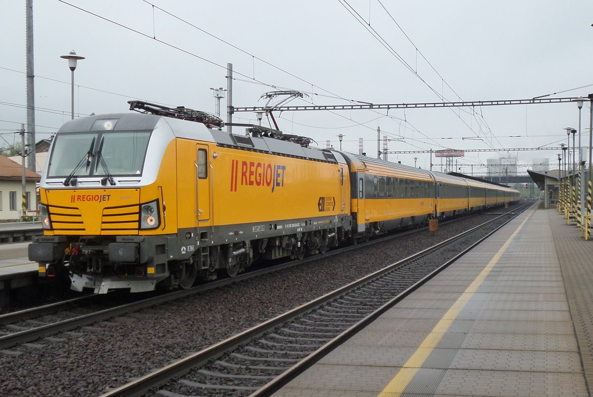 RegioJet 193 226 calls at Ostrava-Svinov on 4 June 2016.