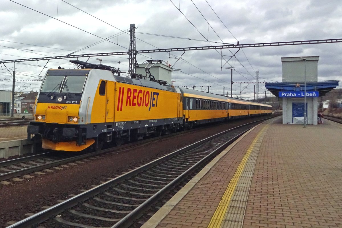 Regiojet 386 201 calls at Praha-Liben on 23 February 2020.