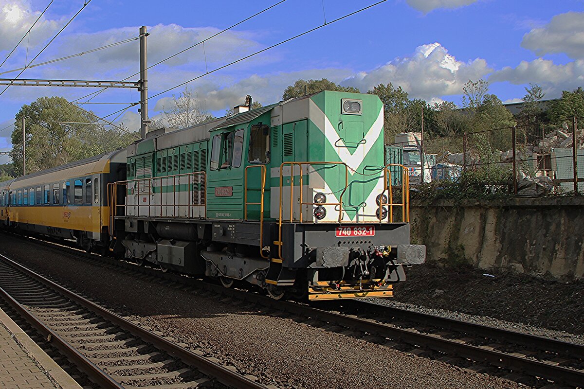 RegioJet 740 832 hauls some RJ coaches through Praha-Liben towards Praha-Smichov -sadly against the Sunlight-  on  18 September 2026.