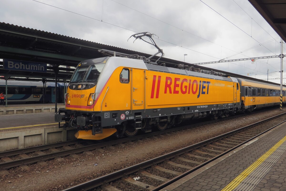 RegioJet's newby 388 204 calls at Bohumín and ends her R-8 trip from Brno hl.n. via Prerov.