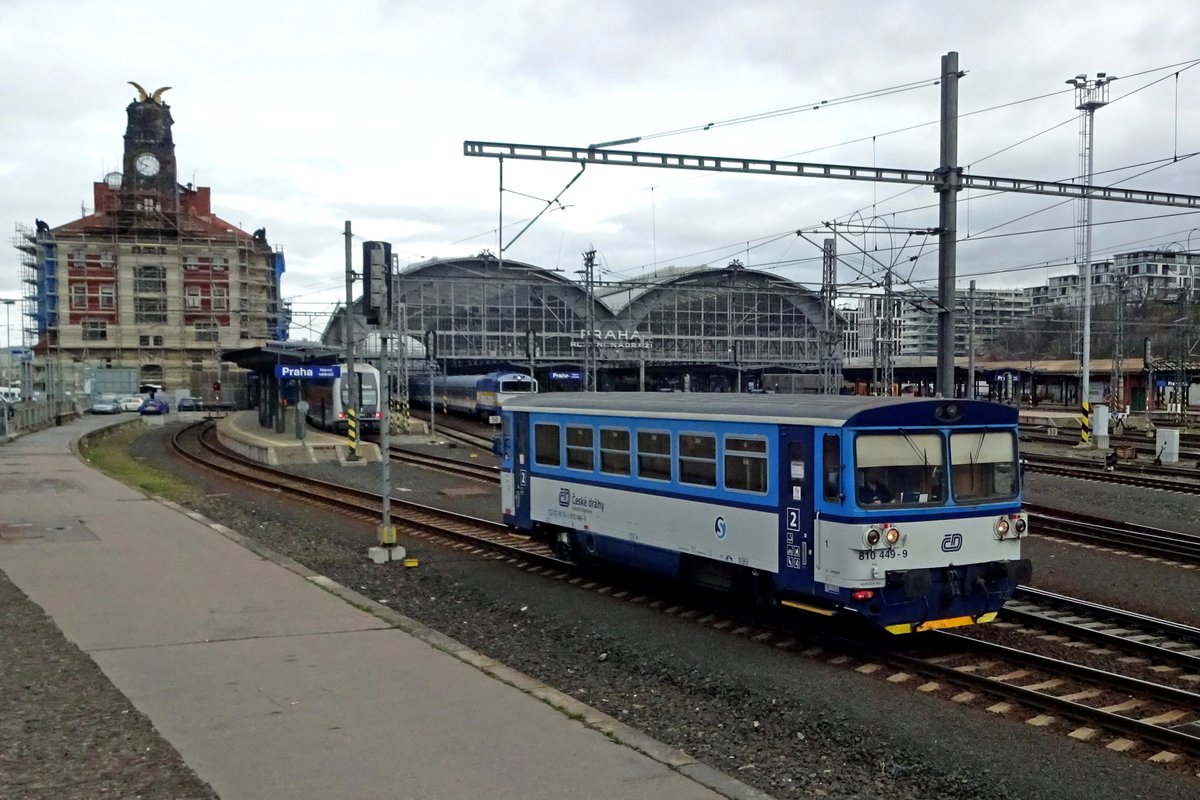 RegioMouse (true!) 810 449 leaves Praha hl.n. with the shuttle to Praha-vrsovice on 24 february 2020.