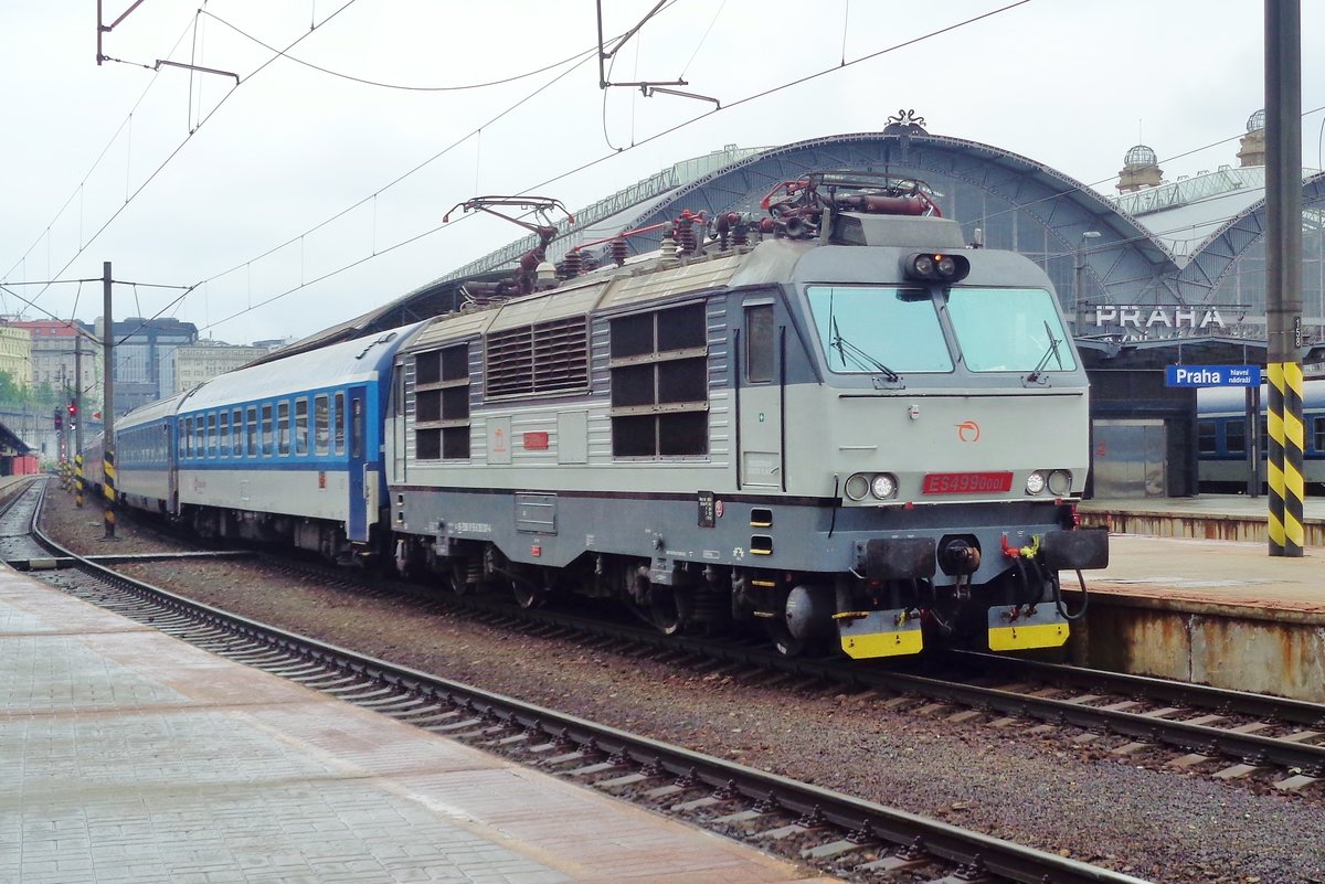 Restored back to original condition: ES 499-1001 (ex 350 001) stands on 24 September 2017 at Praha hl.n.