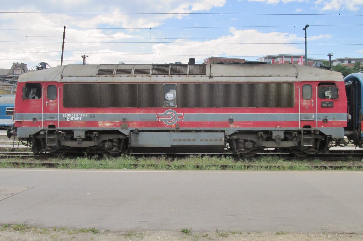 Restored to Back her original colours, 418 143/M41-2143 stands at Budapest-Nyugati on 6 May 2016.