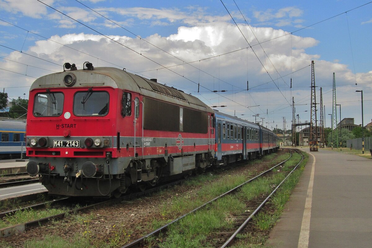 Restored to het original colours, 418 143/M41-2143 calls at Budapest-Nyugati on 6 May 2016.