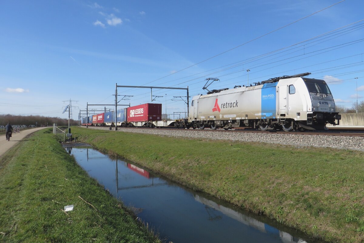 ReTrack 186 538 hauls the rzepin intermodal train through Valburg toward Rzepin on 15 february 2023.