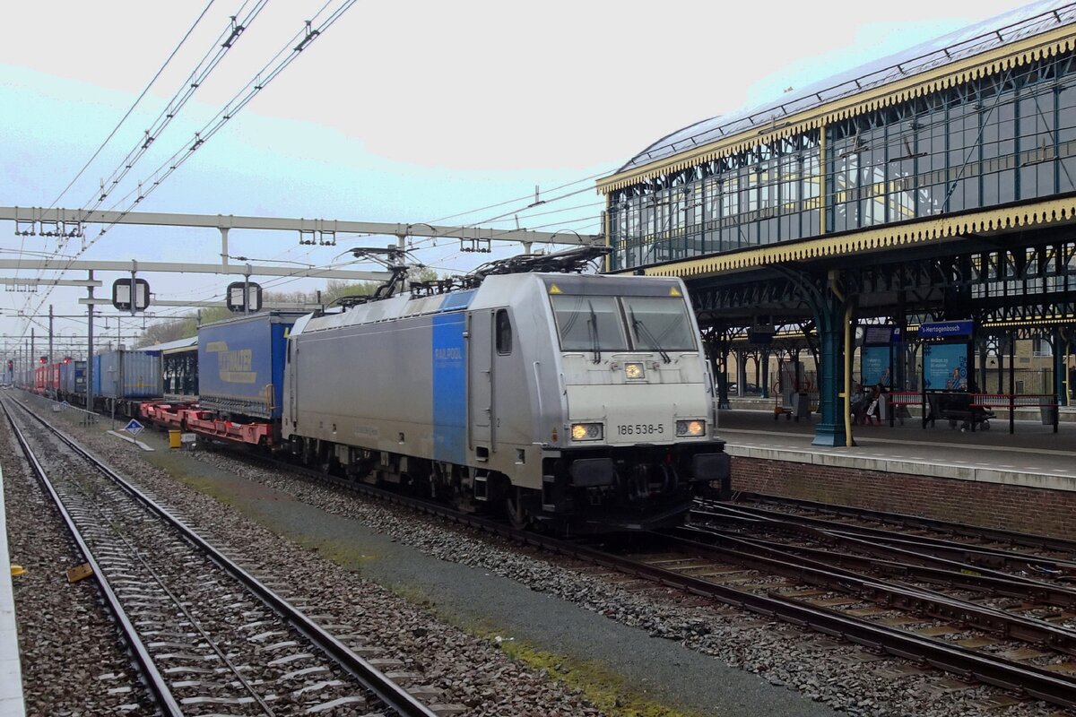 Retrack 186 538 passes through 's-Hertogenbosch on a rainy 10 April 2022.