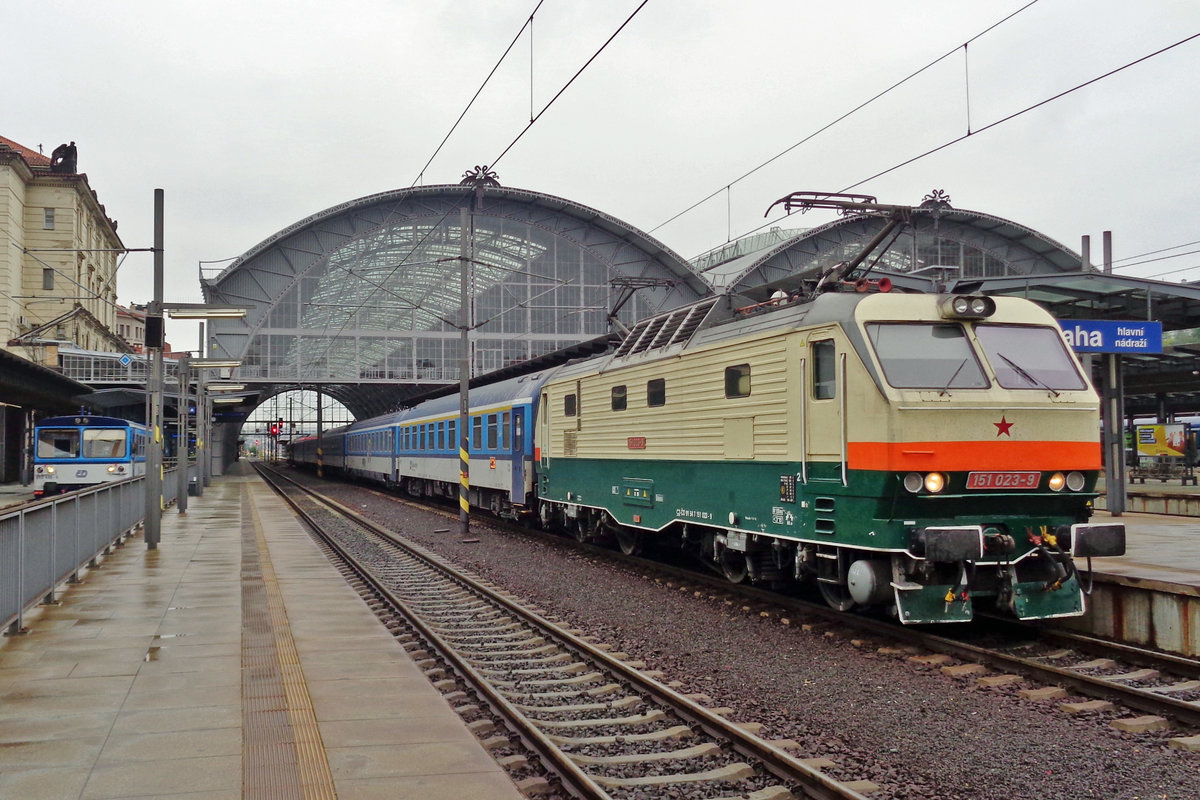Retro 151 023 ends her journey from Zilina and Hranice nad Morave at Praha hl.n. on 24 September 2017.