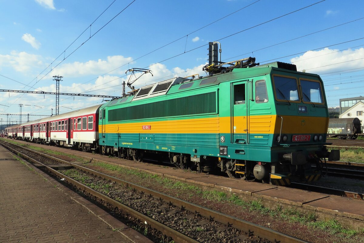 Retro liveried 163 109 calls at Kosice on 23 June 2022.