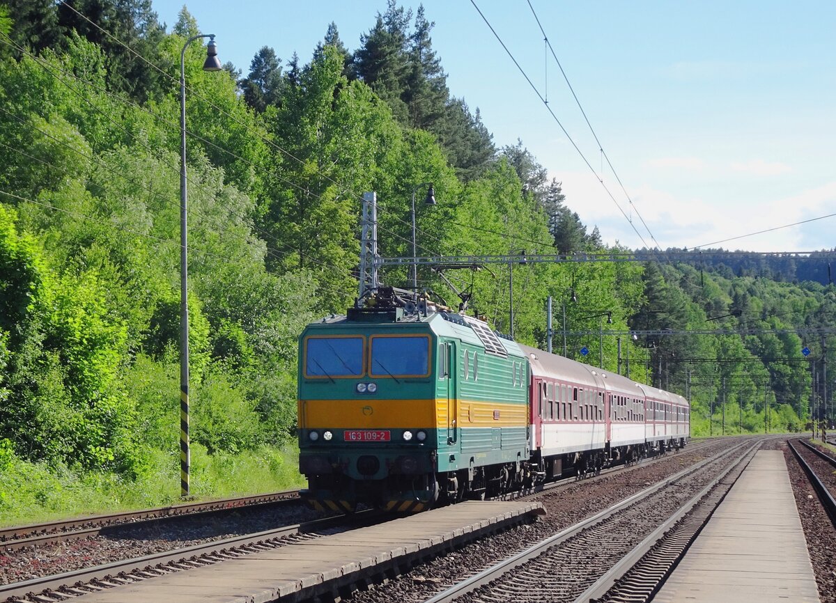 Retro-Liveried 163 109 calls at Spisska Vlaché on 22 June 2022.