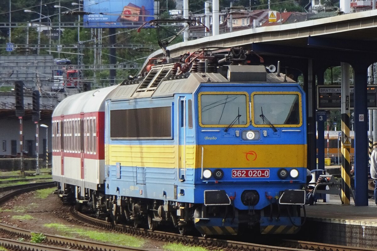 Retro liveried 362 020 is about to depart from Bratislava hl.st. on 27 August 2021.