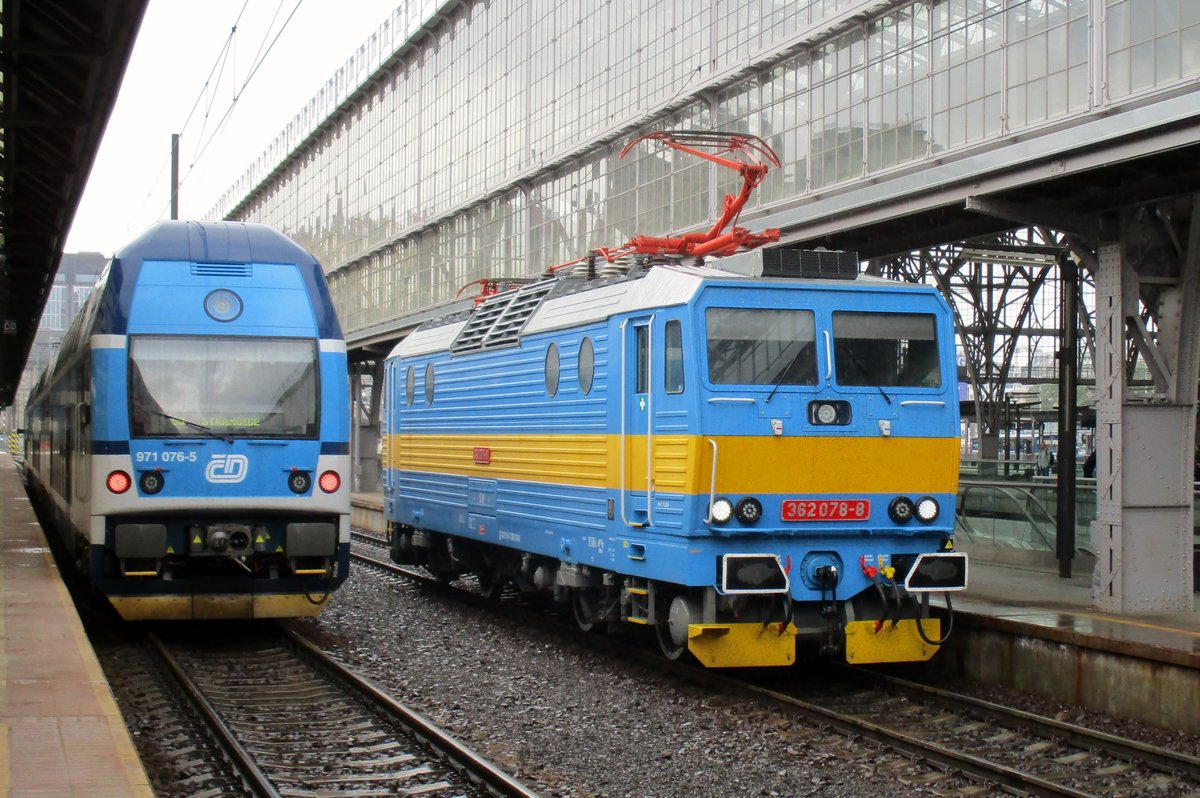 Retro-liveried 362 078 was at Praha hl.n. on 17 September 2017.