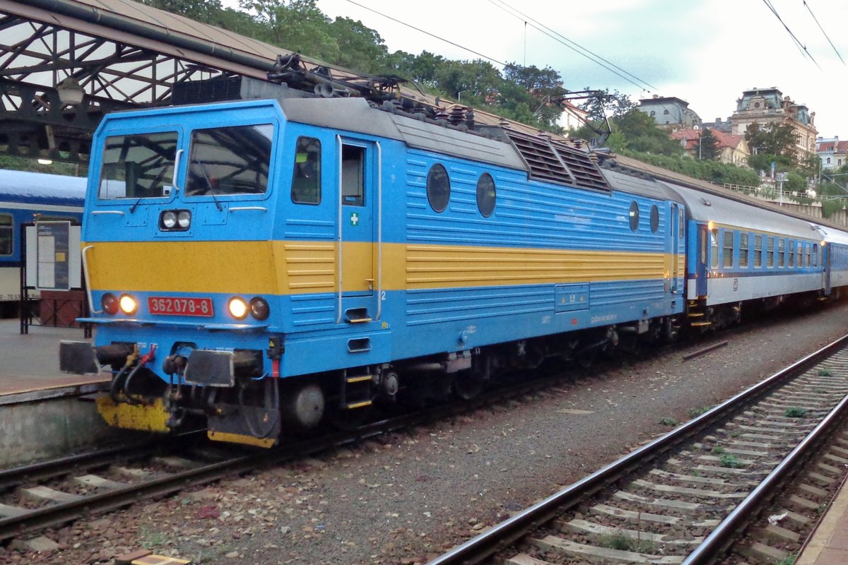 Retro-liveried 362 078 was at Praha hl.n. on 17 September 2017.