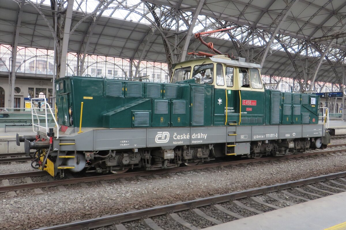 Retro liveried CD 111 011 stands at Praha hl.n. on 13 June 2022.