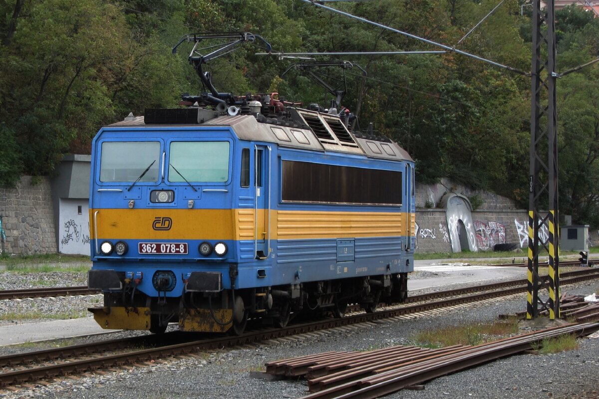 Retro liveried Ceske Drahy 362 078 stands at Praha hl.n. on 21 September 2026 and awaits new assignments. With the influx of new locomotives like Vectron and TRAXX-3M, these Skoda built Classes 362/363 are becoming a less-than-usual sight before passenger trains.