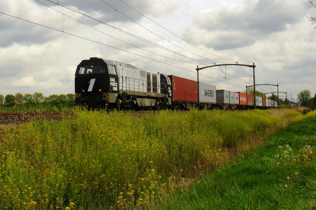 RFO 1272 404 hauls a container train past Oisterwijk on 26 April 2019.