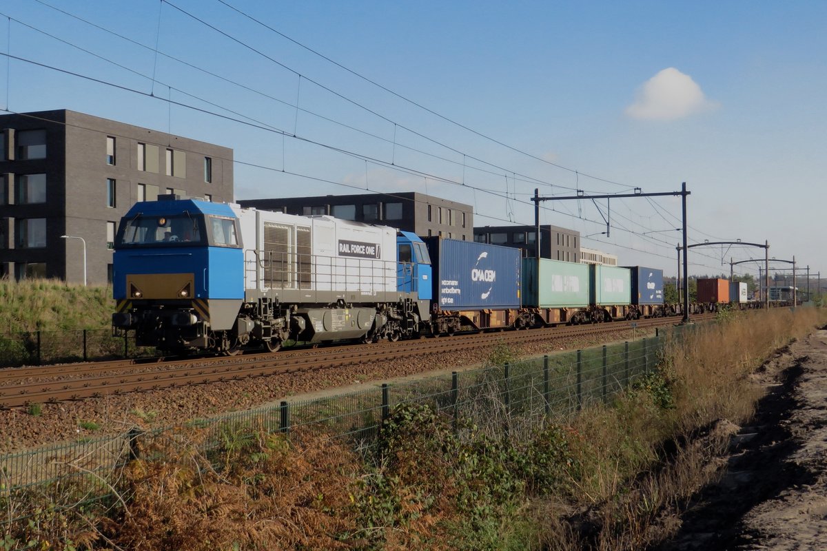 RFO 1446 hauls an intermodal service through Tilburg Reeshof on 5 November 2020.