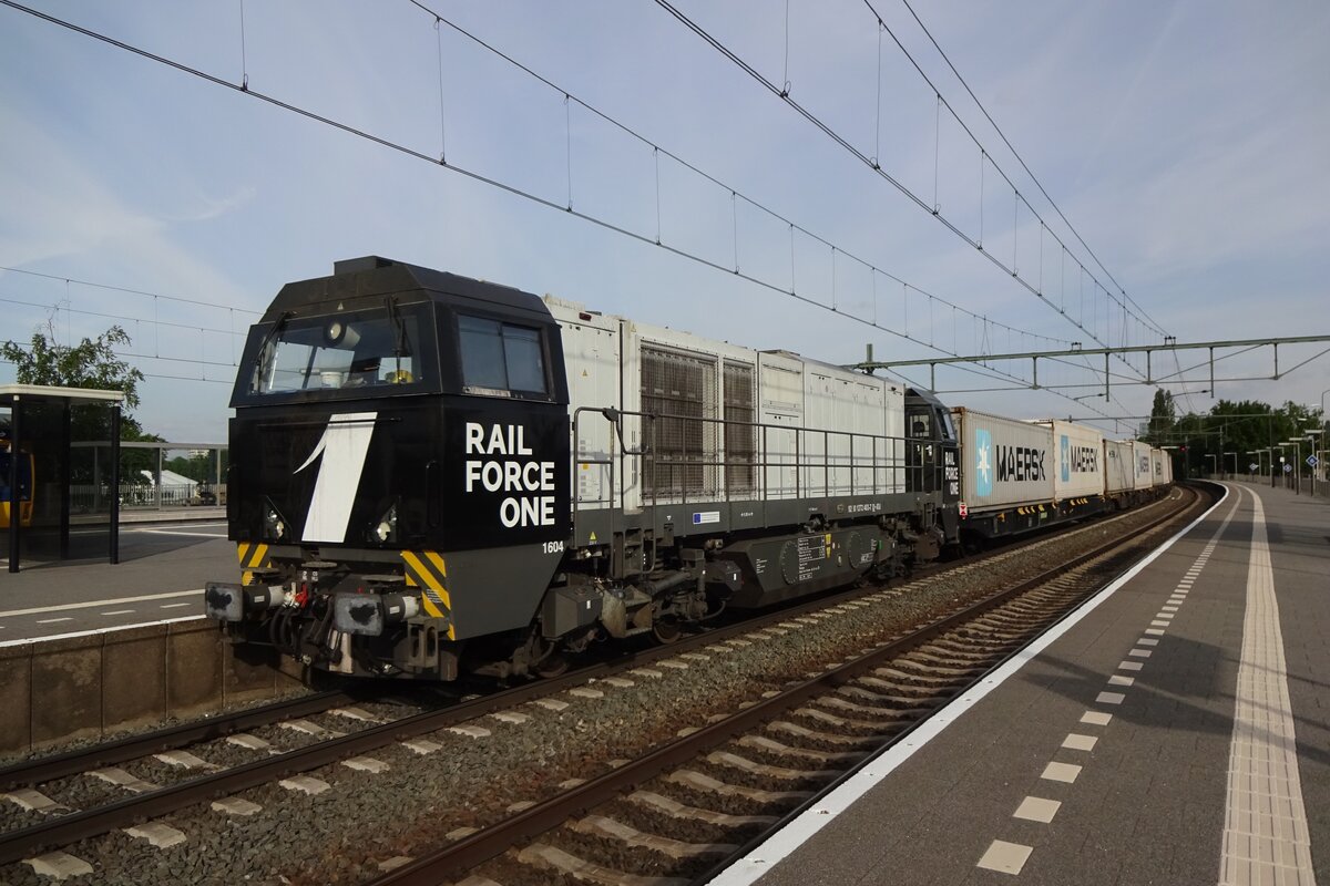 RFO 1604 hauls a container train through Blerick on 28 May 2021.