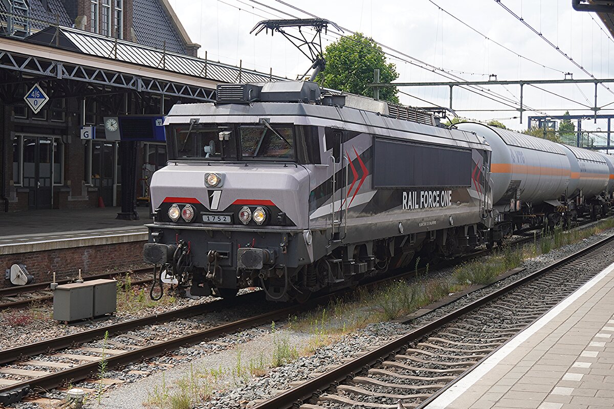RFO 1752 hauls an LNG train from Vlissingen-Sloehaven towards Geleen-Lutterade through Roosendaal on 23 July 2026. In 2025 RFO bought three ex-NS Class 1700s (1744, 1750 and 1752) to cope with increased services. 
