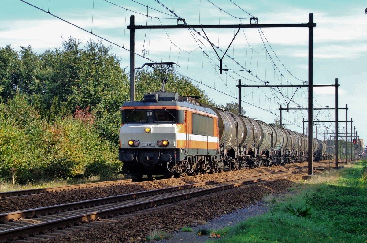 RFO 1828 (formerly with LOCON Benelux) hauls an oil train through Wijchen on 12 October 2018.