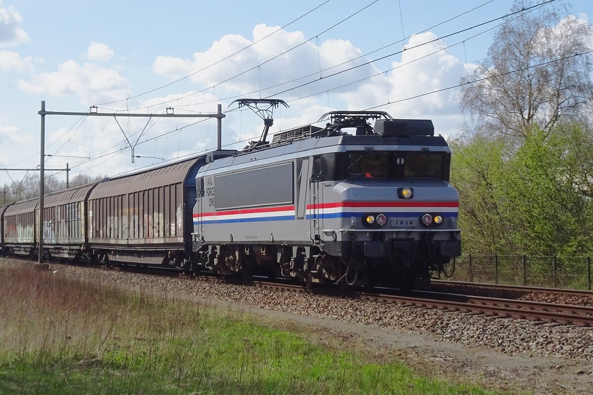 RFO 1828 hauls a block train through Wijchen on 10 April 2022.