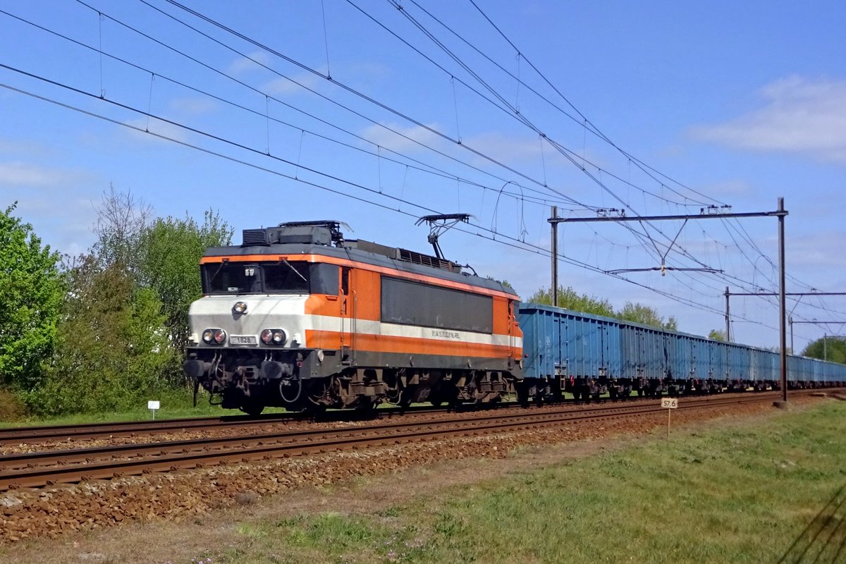 RFO 1828 hauls a gypsum train through Alverna on 13 April 2020. RFO 1828 used to be a LOCON Benelux electric.