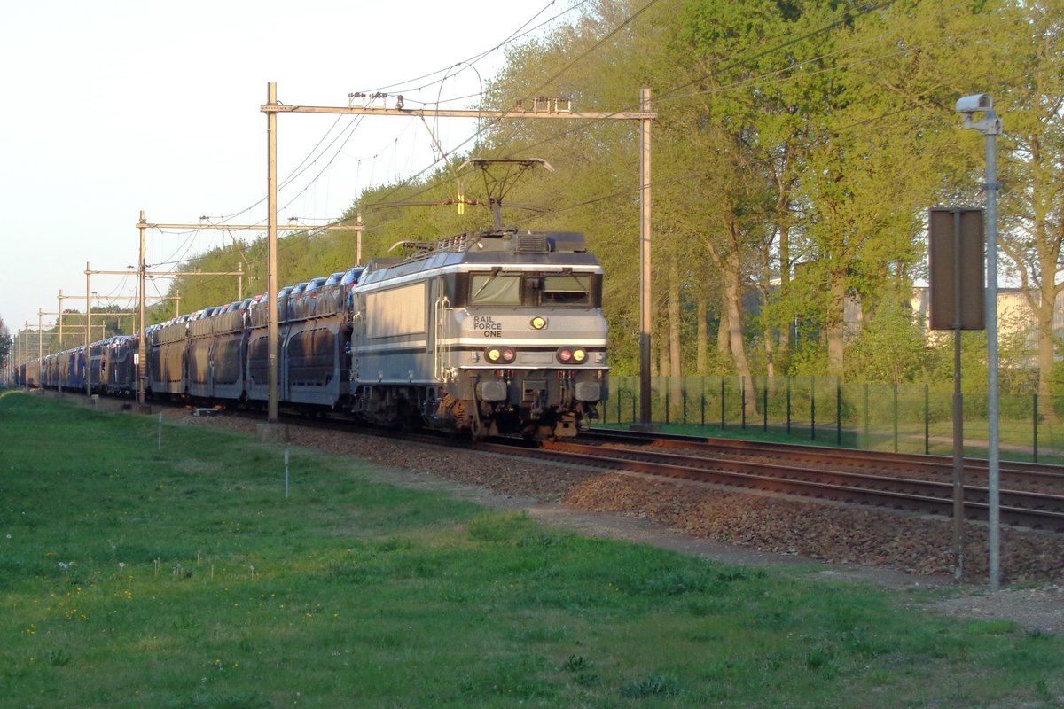 RFO 1829 hauls a block train near Wijchen on 21 April 2019.