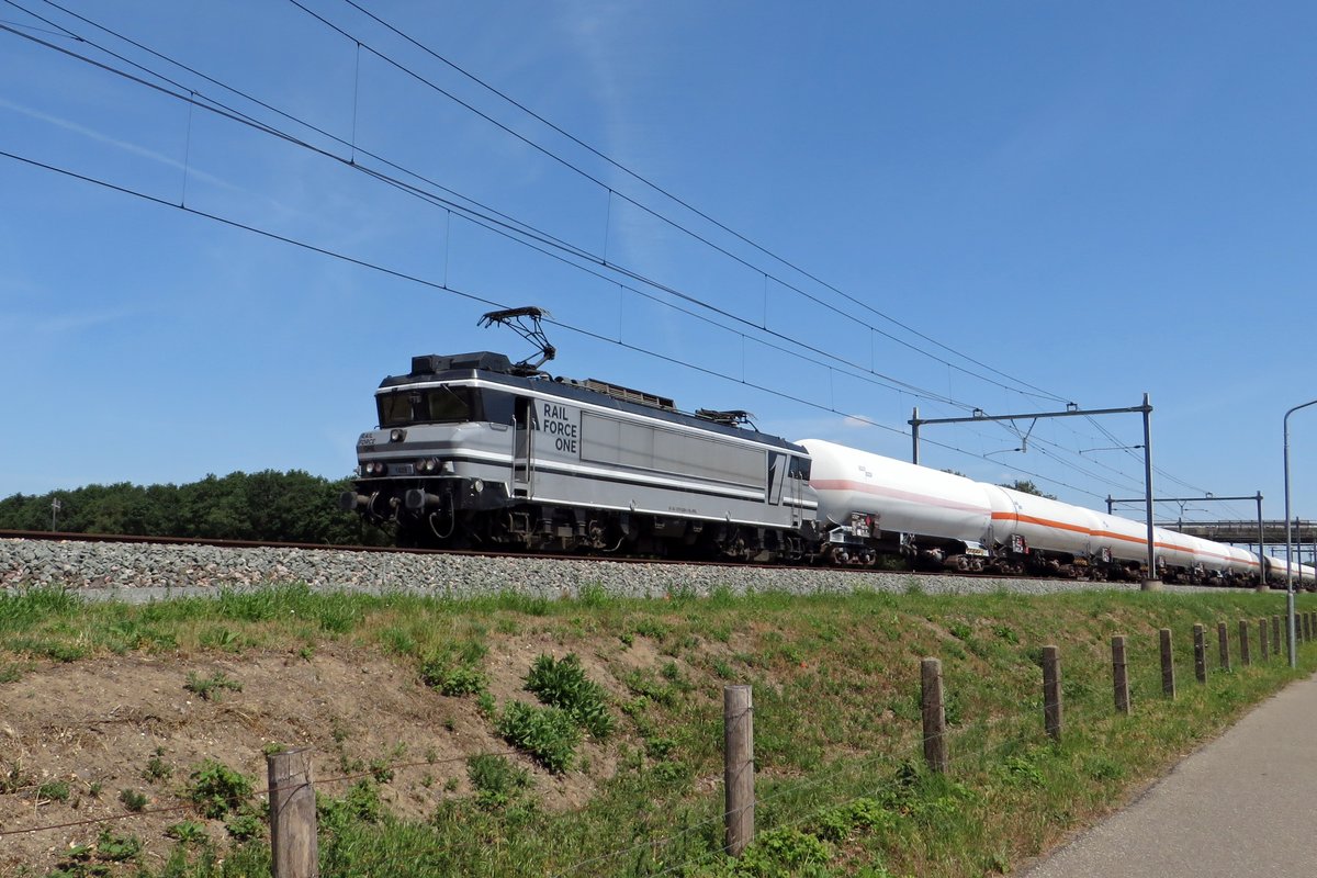 RFO 1829 hauls a tank train through Niftrik on 29 May 2020.