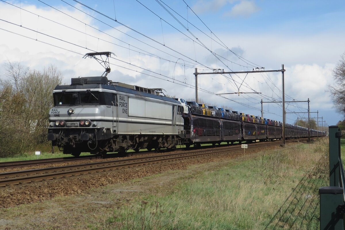 RFO 1829 hauls the GEFCO automotives train through Wijchen on 9 April 2022.