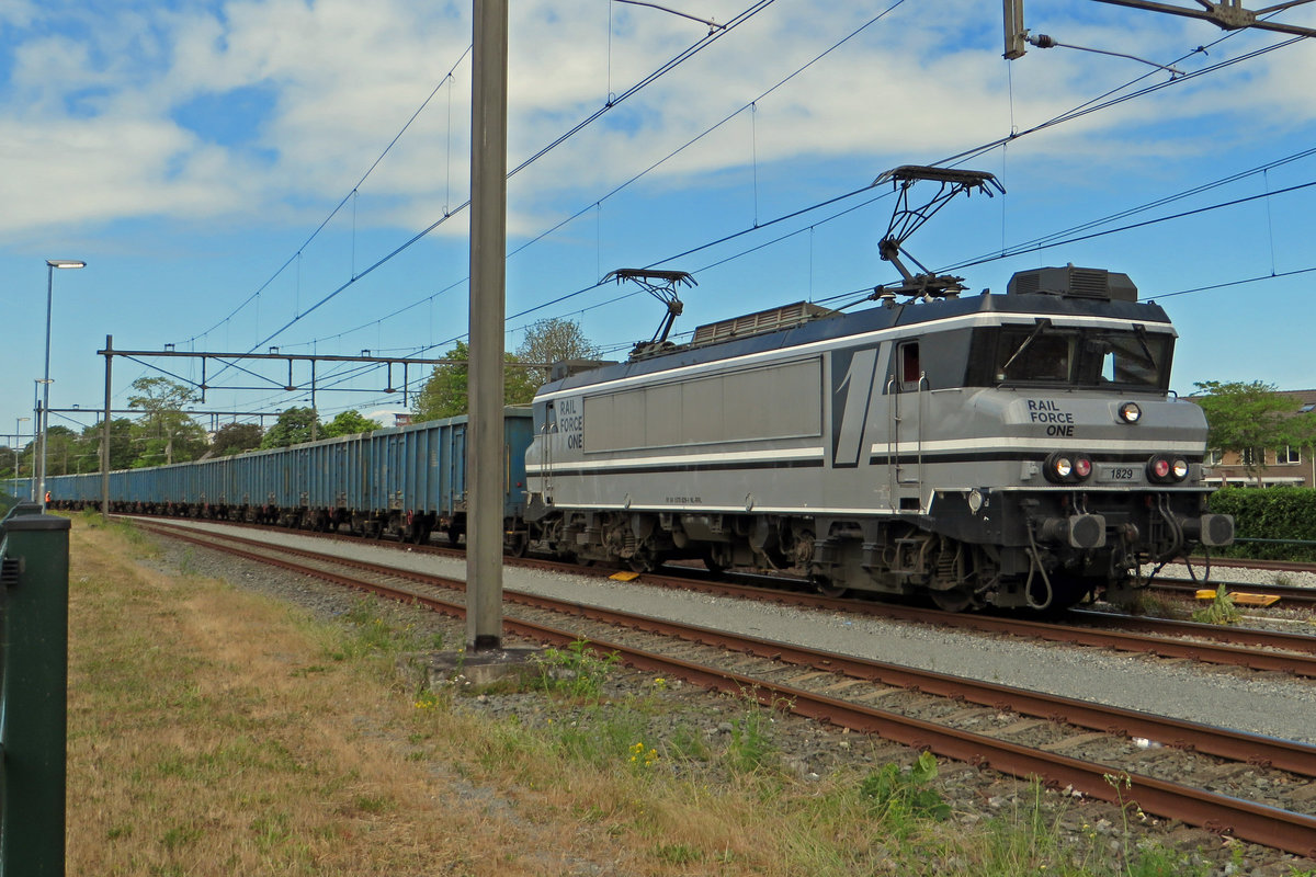 RFO 1829 stands with her gypsum train for Bad bentheim at Oss on 27 May 2020 waiting for departure.
