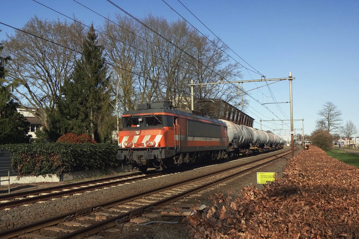 RFO 1830 hauls a tank train through Wijchen on 1 April 2021.