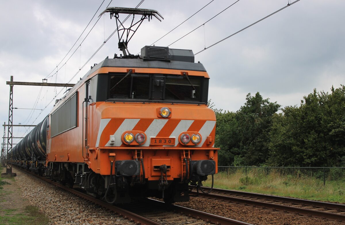 RFO 1830 hauls a tank train through Wijchen on 29 July 2023.