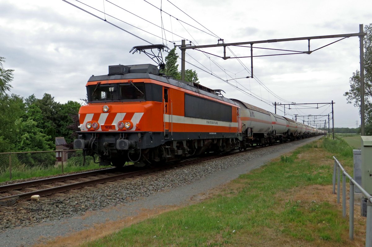 RFO 1830 is about to haul her LGP tank train across the river Maas over the Edith-Bridge near Ravenstein on a grey 22 May 2020.