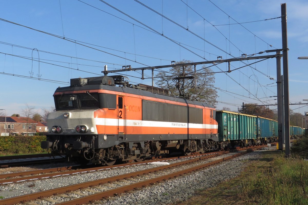 RFO 1831 hauls a gypsum train into Oss and almost surprises the photographer on 10 November 2020.