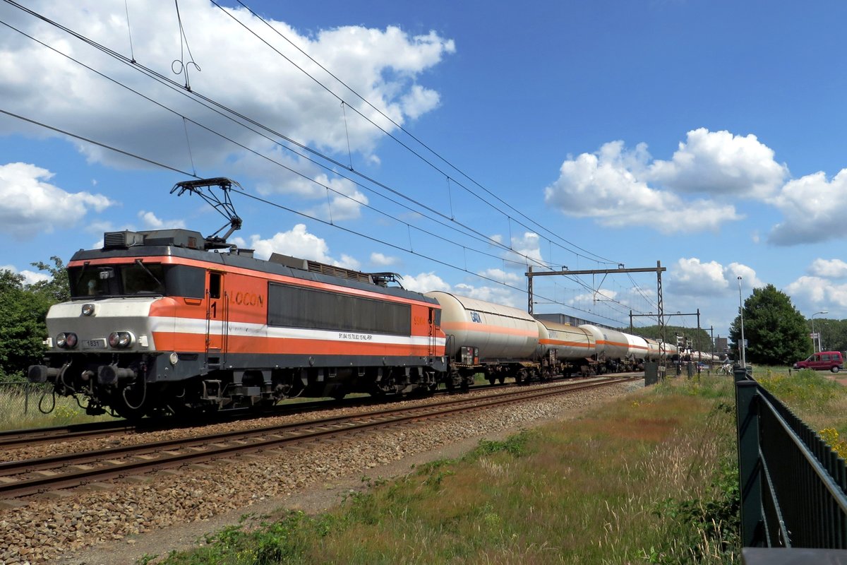 RFO 1831 hauls an LPG train through Alverna toward Oss on 22 June 2020. The next day, she will return from Oss.