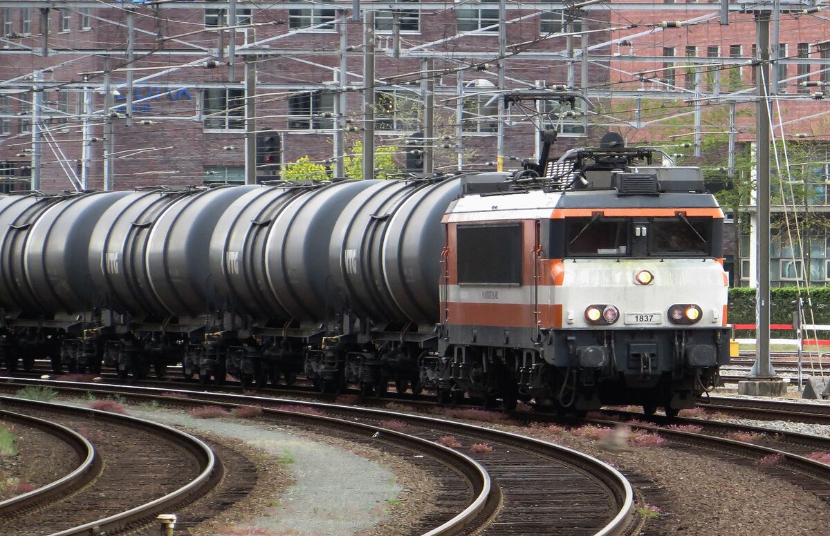 RFO 1837 hauls a tank train into Amersfoort on 25 May 2021.