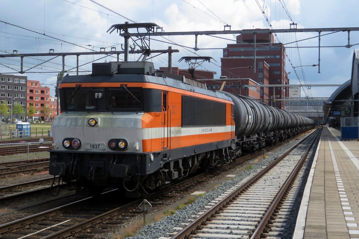 RFO 1837 stands with a tank train in Amersfoort on 25 May 2021.