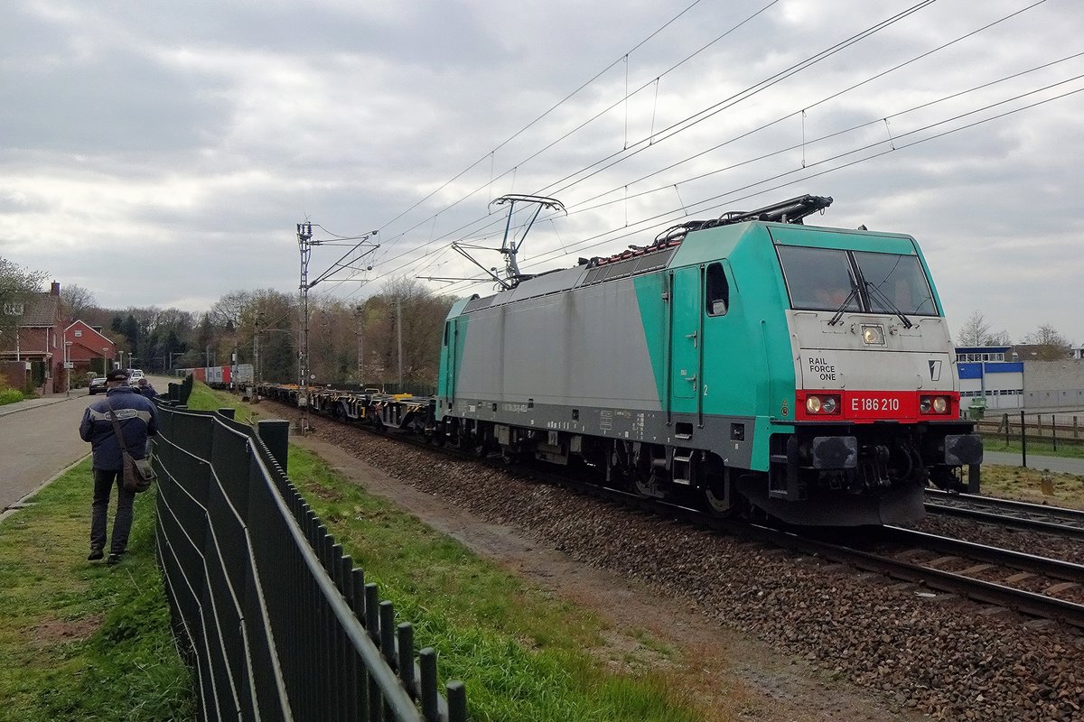 RFO 186 210 hauls a container train into Venlo on 8 April 2021.