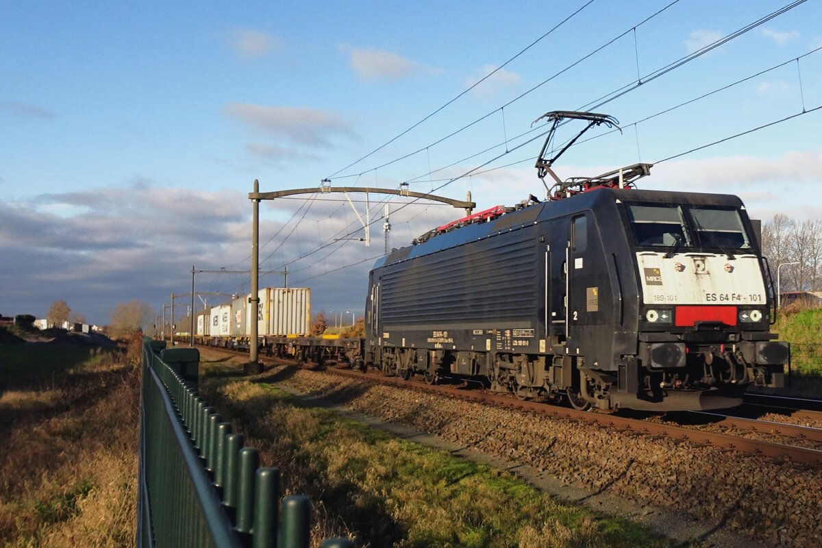 RFO 189 101 hauls a badly loaded intermodal train through Tilburg-Reeshof on 8 December 2021.